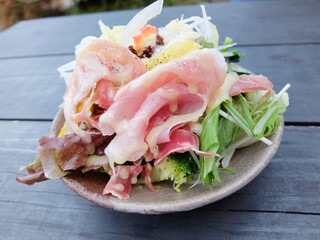 手作りドレッシングで食べる生ハムサラダ