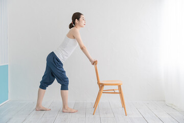 Fototapeta premium ストレッチ・体操をする女性 