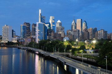 Obraz premium The Philadelphia skyline reflected on Schuylkill River at dusk, Pennsylvania