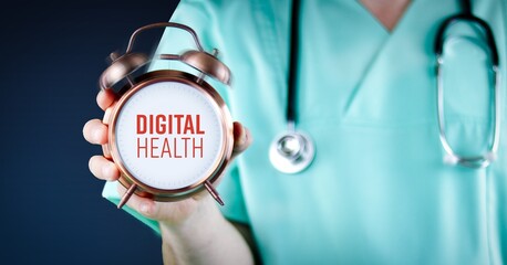 Digital Health (Digitale Medizin). Arzt zeigt Wecker/Uhr mit Text. Hintergrund blau.