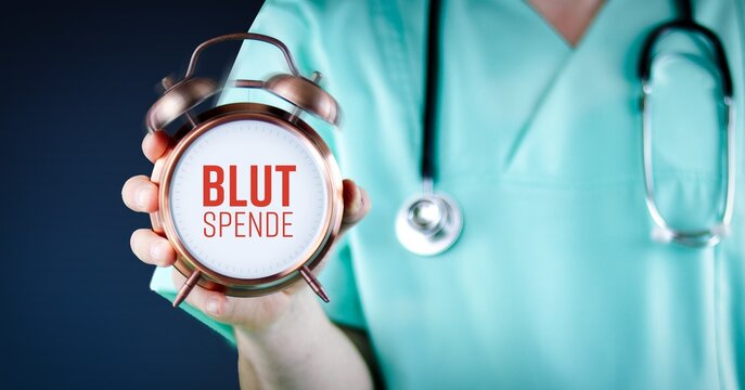 Blutspende. Arzt zeigt Wecker/Uhr mit Text. Hintergrund blau.