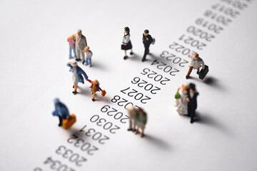 年表の横を歩くミニチュアの人々