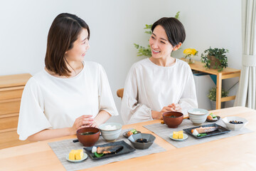 朝食を一緒に食べる日本人女性