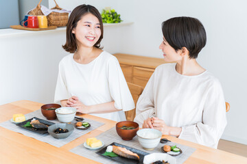 朝食を一緒に食べる日本人女性