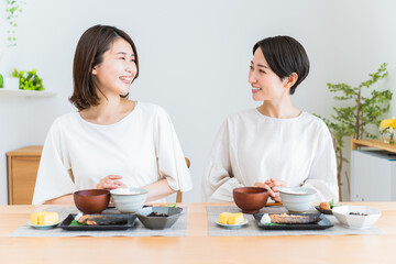 朝食を一緒に食べる日本人女性