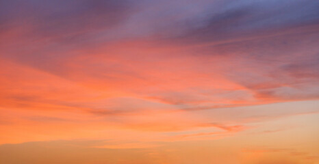 Obraz premium Evening sky scene with golden light from the setting sun