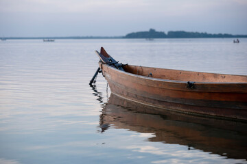 Obraz premium Boat on the shore of the lake. Beach by the lake