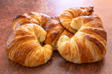 tas de croissants en gros plan sur une table