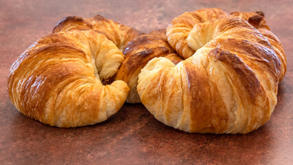 tas de croissants en gros plan sur une table