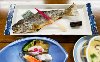 イワナの塩焼き、刺身と茶碗蒸し