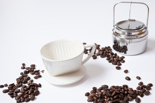 コーヒー豆とドリッパー