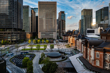 夕暮れの東京駅と丸の内のオフィスビル群