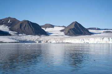 Fototapeta na wymiar landscape view of an ice glacier in Svalbard islands, in the arctic sea