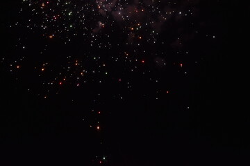 Cielo nocturno iluminado con colores (cohetes)