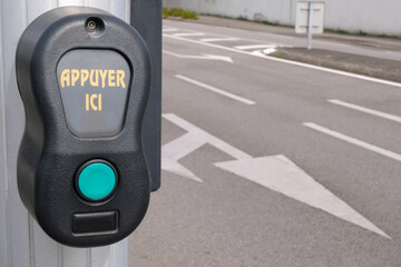 Bouton Appuyer ici d'un feu tricolore permettant le passage des piétons