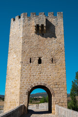Torre fortificada del siglo XV sobre el puente medieval de origen romano en la villa de Frías,...