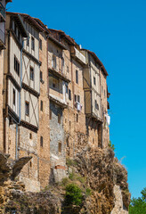 Fototapeta na wymiar Vista de las antiguas casas colgadas de estilo medieval en la villa de Frías, provincia de Burgos, España
