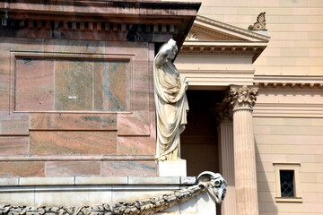 Figuren am Obelisk in Potsdam