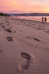 バリ島ジンバランの夕日と浜辺の足跡