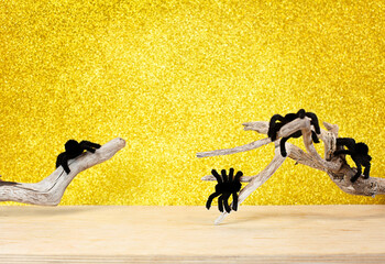 Obraz premium spiders on branches against a shiny yellow background