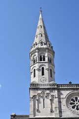 Fototapeta na wymiar vue du clocher de l'église de Macon en Bourgogne