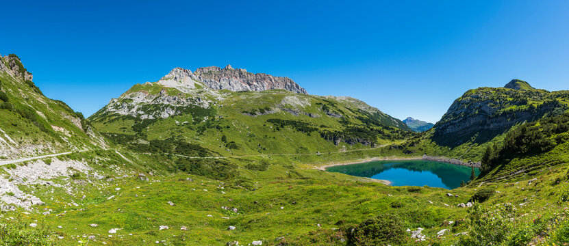Naturlandschaft am Formarinsee im Lechquellengebirge