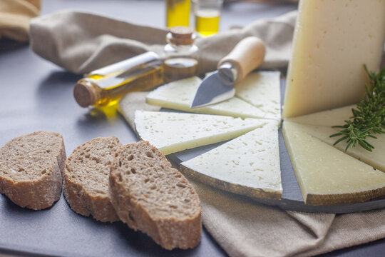 Algunas lonchas de queso manchego y algo de pan
