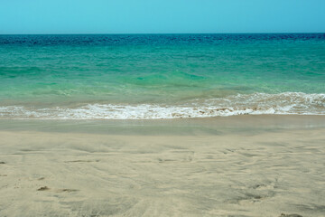 Fototapeta na wymiar Summer beach, ocean waves on a tropical sea with deep blue wawes.