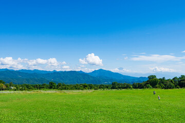 【山梨県】清里高原の牧場風景と富士山