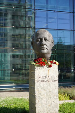 Statue von Michail Gorbatschow mit Blumenschmuck, Teil des Denkmals "V&auml;ter der Einheit" vor dem Axel-Springer-Hochhaus in Berlin am 01.09, 2022
