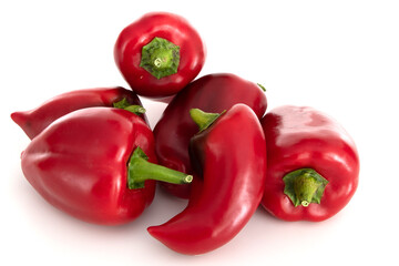 sechs rote Paprikas