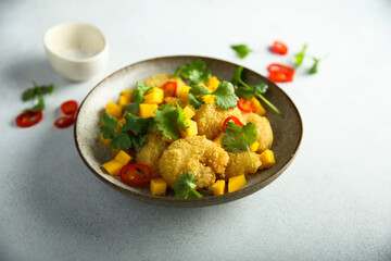 Deep fried shrimps with mango salsa