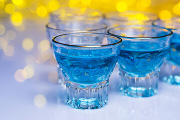 Adults go in nightclubs to drink alcohol and have fun