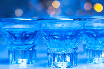 Adults go in nightclubs to drink alcohol and have fun