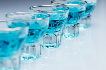 Adults go in nightclubs to drink alcohol and have fun