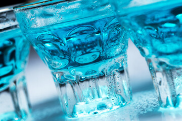 Adults go in nightclubs to drink alcohol and have fun