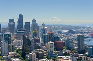 Fototapeta premium Downtown Seattle with Mount Rainier