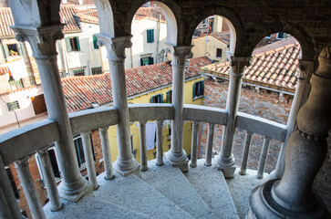 L'interno della scala elicoidale di Palazzo Contarini del Bovolo a Venezia con vista sui tetti...