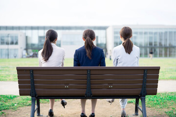 ベンチに座る女性グループ