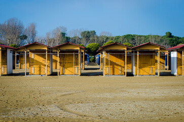 Le cabine di uno stabilimento balneare del Lido di Venezia in inverno