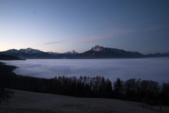 Zeitraffer Sonnenaufgang von Bergen mit Nebel im Tal