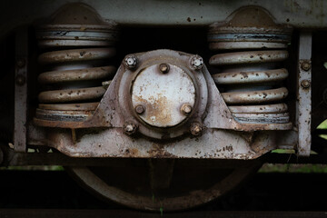 錆びてボロボロな電車のサスペンション