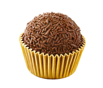 Brigadeiro Com Granulado De Chocolate Em Fundo Branco - Sobremesa Brasileira