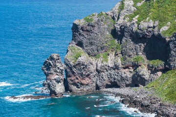 積丹ブルーの大海原にせり出した絶景の神威岬の名所...