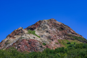 青空を背景に威風堂々の昭和新山