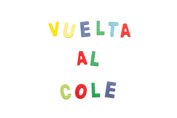  Cartel con la palabra vuelta al cole con letras de colores sobre un fondo blanco liso y aislado. Vista superior y de cerca. Copy space