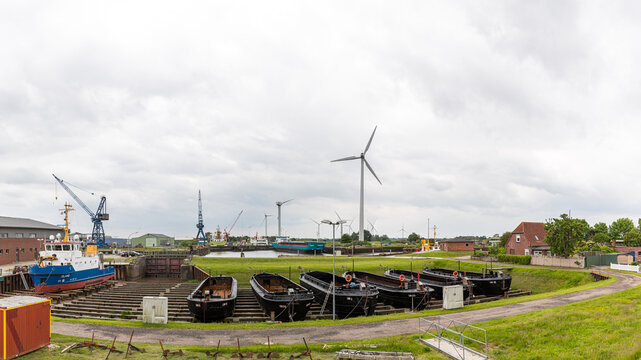 Blick &uuml;ber den Hisumer Hafen mit Schuten im Vordergrund