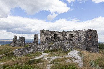 Fototapeta na wymiar Ruinnen einer Burg aus dem Mittelalter