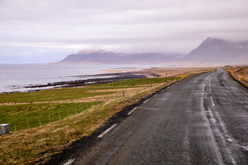 Fototapeta premium wolkenverdeckt berge an einer Küstenstraße in island - Barðastrandarsandur