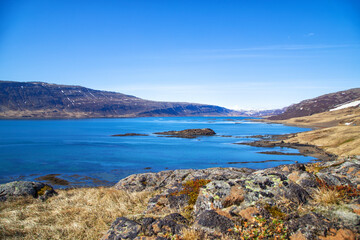 Fototapeta na wymiar tiefblaue fjordlandschaft mit Inseln und bergen - in der nähe von Gufudalur